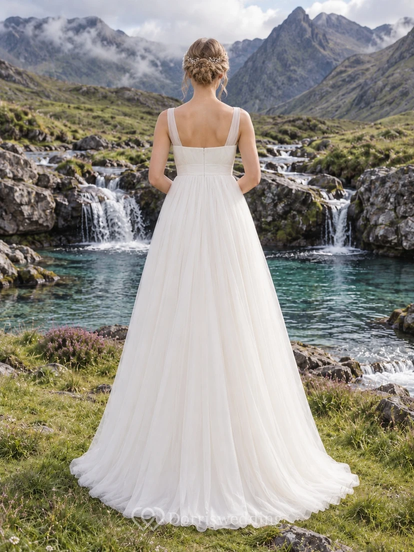 Sencillo vestido de novia de corte imperio en tul con escote cuadrado y corpiño fruncido. view 2