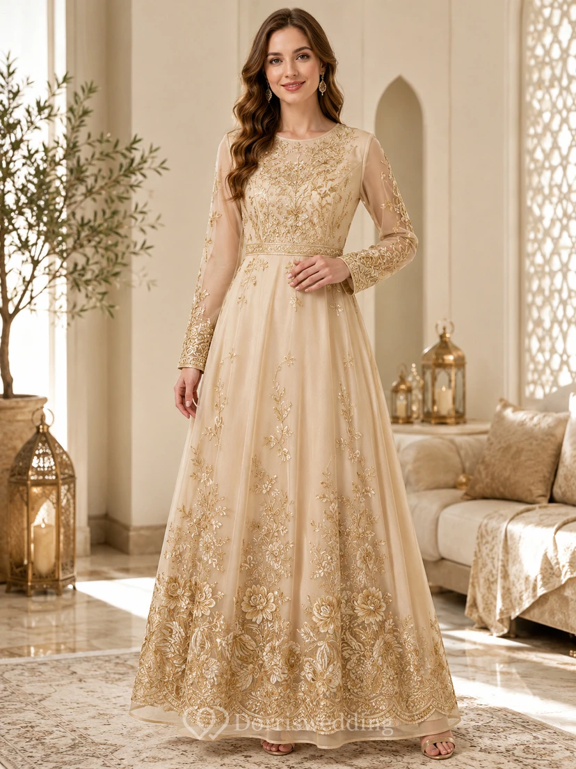Champagnerfarbenes, hochgeschlossenes, langärmeliges Bayram-Kleid mit Illusionseffekt und goldener Stickerei in A-Linie und bodenlang