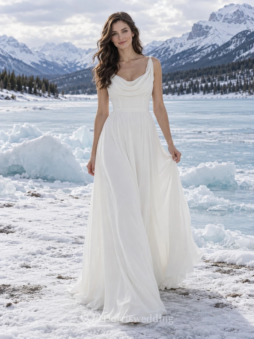 Sencillo vestido de novia de georgette con escote drapeado, tirantes, cintura fruncida y falda amplia en línea A.