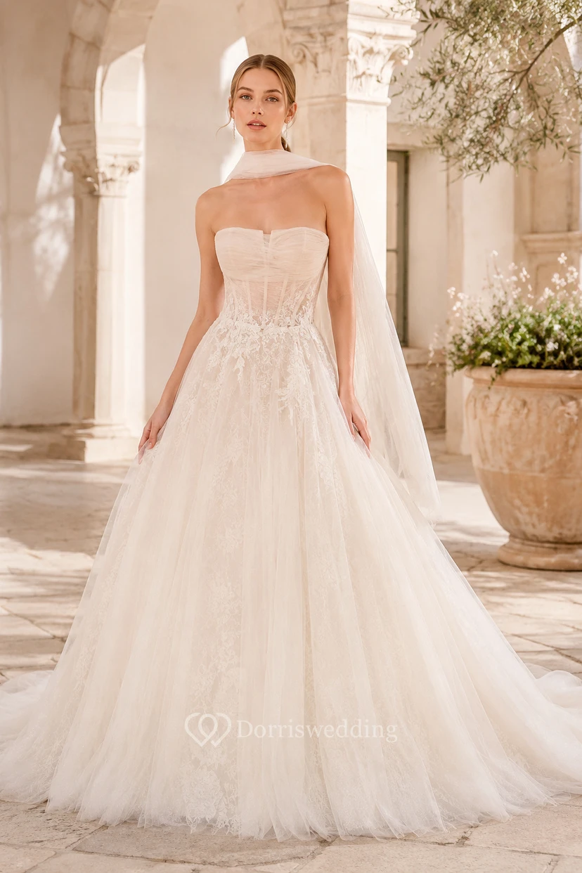 Brautkleid aus Tüll mit trägerlosem Spitzenoberteil und Kapellenschleppe