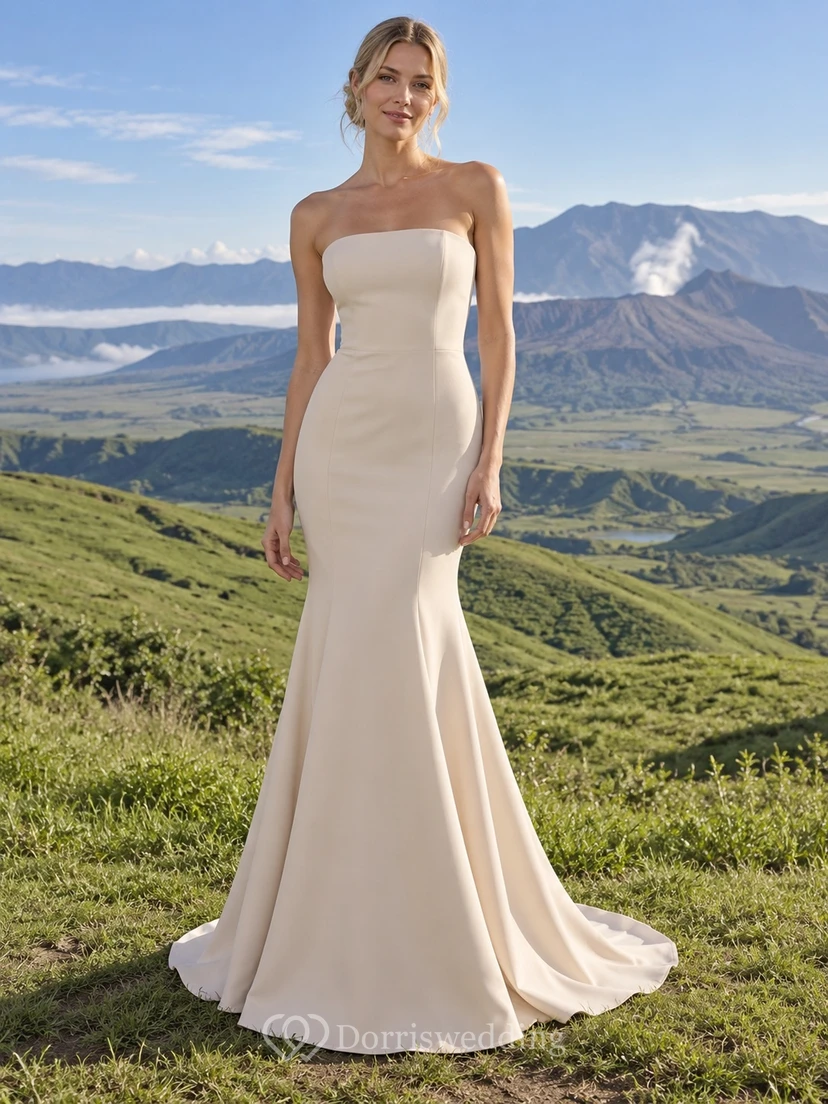 Schlichtes, champagnerfarbenes, trägerloses Brautkleid im Meerjungfrauenstil mit glattem Oberteil und Schleppe.