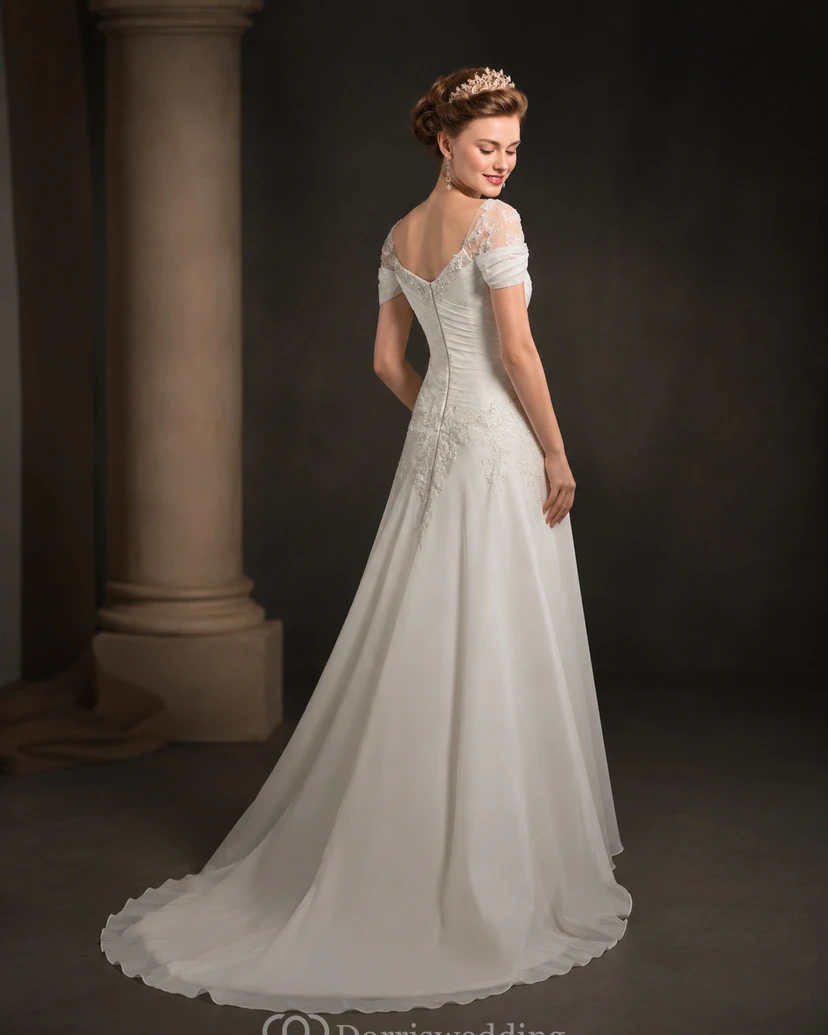 Robe de mariée trapèze en mousseline de soie à imprimé empire et appliques, ornée d'un bonnet croisé view 5