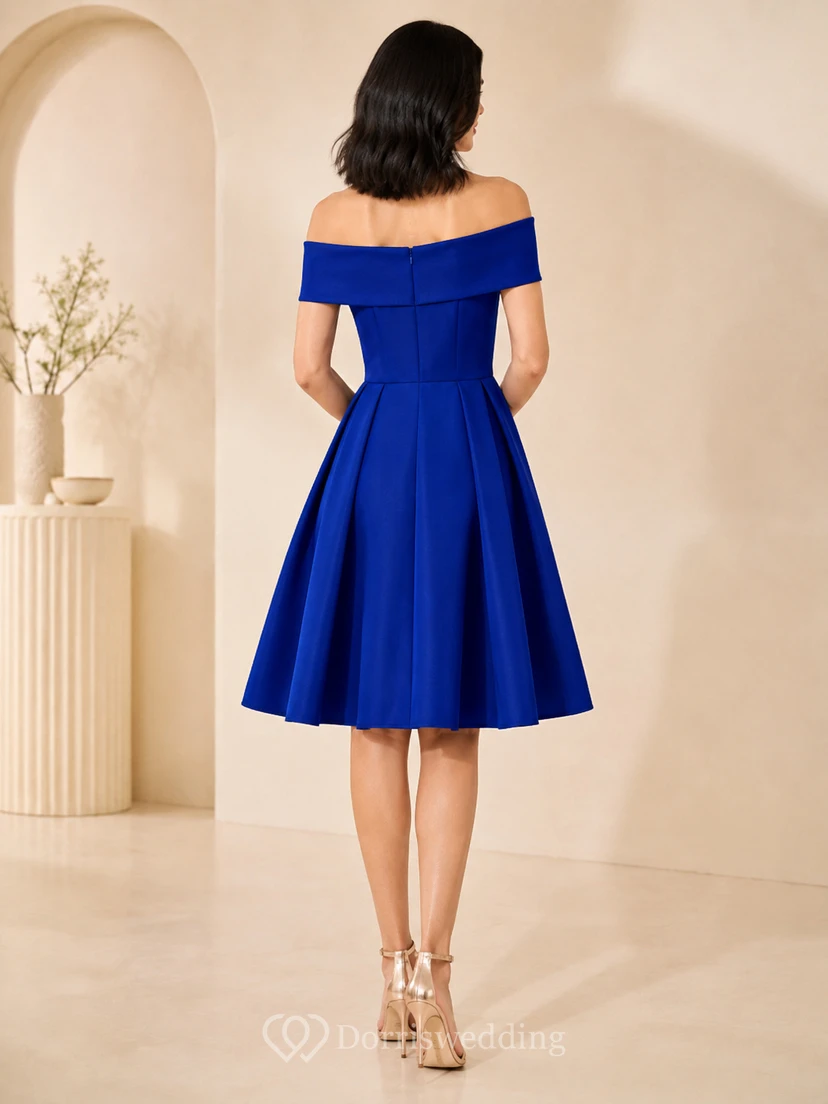 Vestido de cóctel moderno azul rey de satén con hombros descubiertos, plisado, corte en A y largo hasta la rodilla, ideal para invitadas a fiestas de bienvenida. view 2