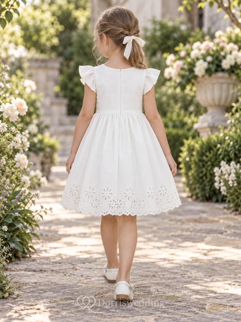 Schlichtes, dezentes, elfenbeinfarbenes, knielanges Blumenmädchenkleid mit juwelenbesetzten, strukturierten Flügelärmeln, Gänseblümchen-Cutwork, geschwungenem Saum, Raffungen und Reißverschluss in A-Linie. view 2