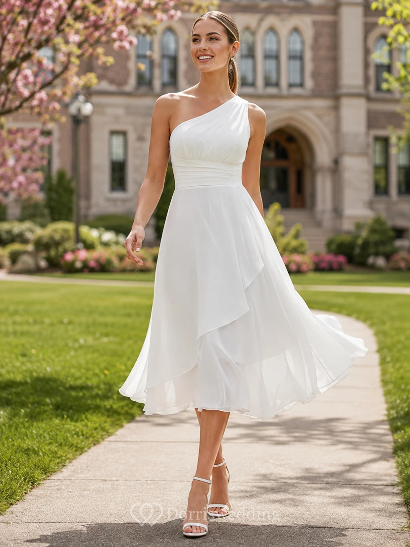 Vestido de cóctel moderno blanco de un solo hombro, de gasa drapeada y corte asimétrico, ideal para graduaciones.