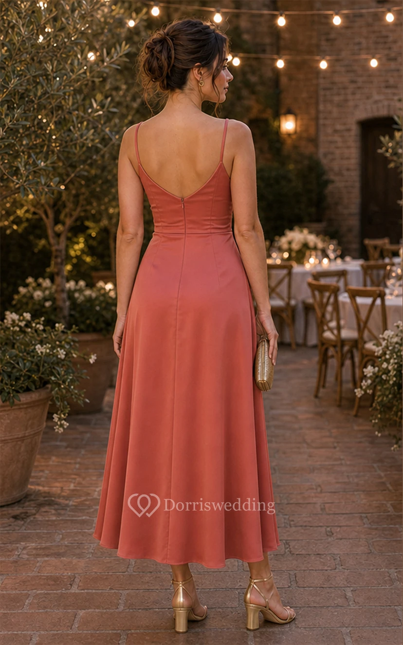 Korallenfarbenes Midikleid aus Satin mit Wasserfallausschnitt und Spaghettiträgern view 2