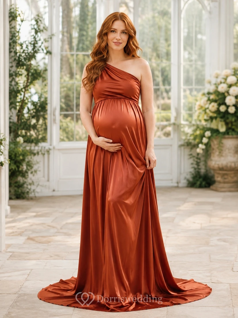 Rostfarbenes, ärmelloses, bodenlanges Umstandskleid aus Stretch-Satin mit One-Shoulder-Schnitt und A-Linien-Schnitt – romantisch, elegant und drapiert