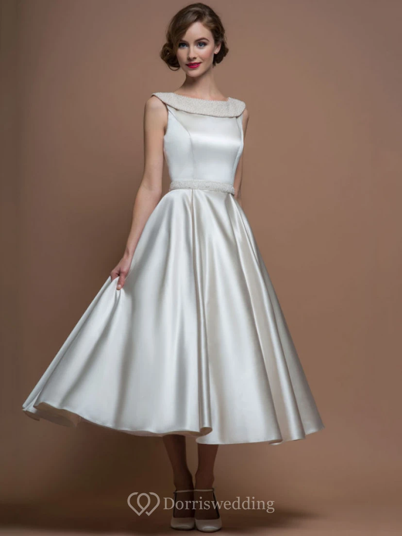 Robe de mariée en satin, coupe trapèze, décolleté rond, longueur thé, ornée de perles et dos en V
