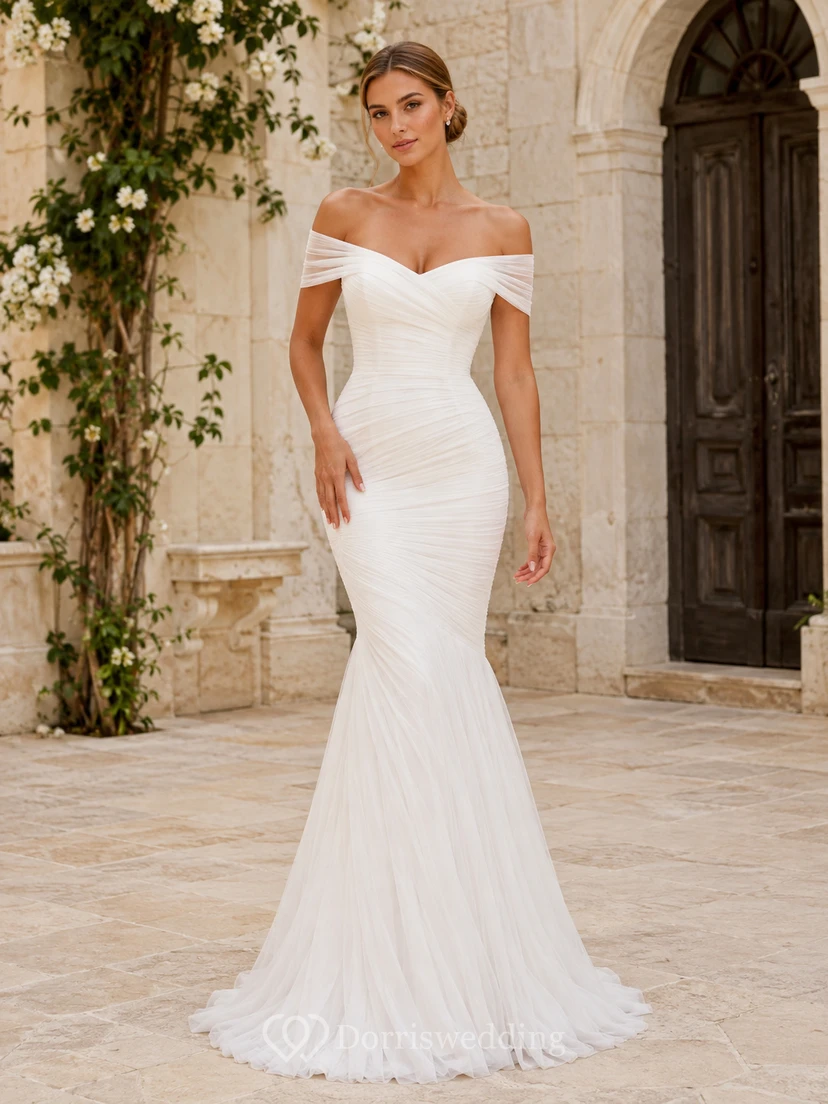 Robe de mariée sirène en jersey de tulle froncé, épaules dénudées, manches courtes et bustier cœur, longueur au sol et traîne.