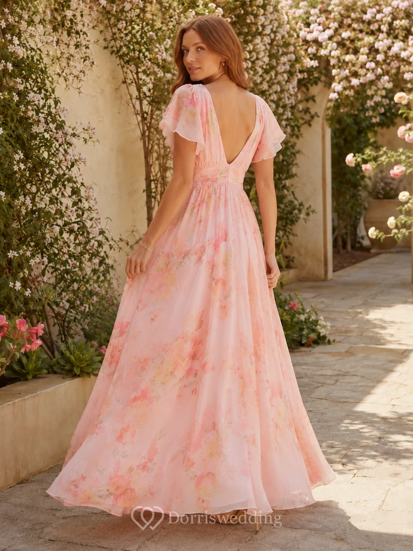 Robe d'invitée rose à fleurs, manches papillon, col en V et fente au sol view 2