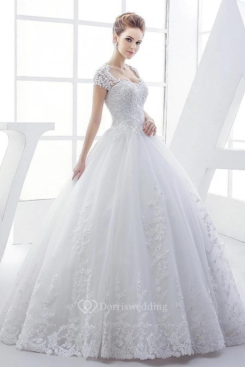 Robe de bal de mariée élégante en dentelle de la reine Anne, avec corset et dos nu en forme de goutte d'eau.
