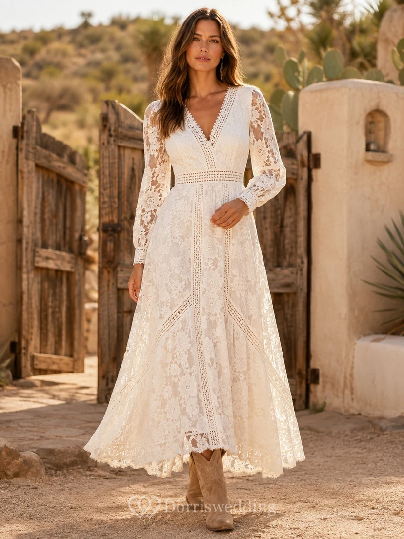 Vestido bohemio blanco de manga larga con escote en V y encaje, corte en A, largo hasta los tobillos.