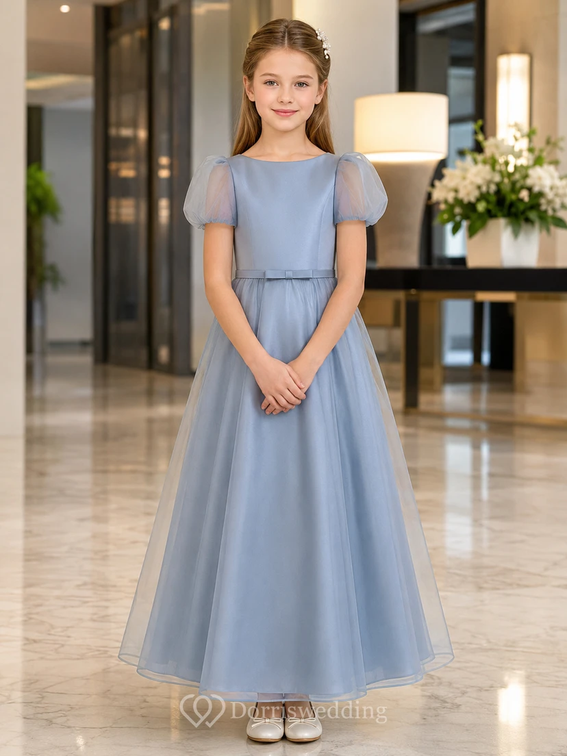 Robe de demoiselle d'honneur moderne et élégante bleu acier, coupe trapèze, en tulle, col rond, manches bouffantes, longueur au sol