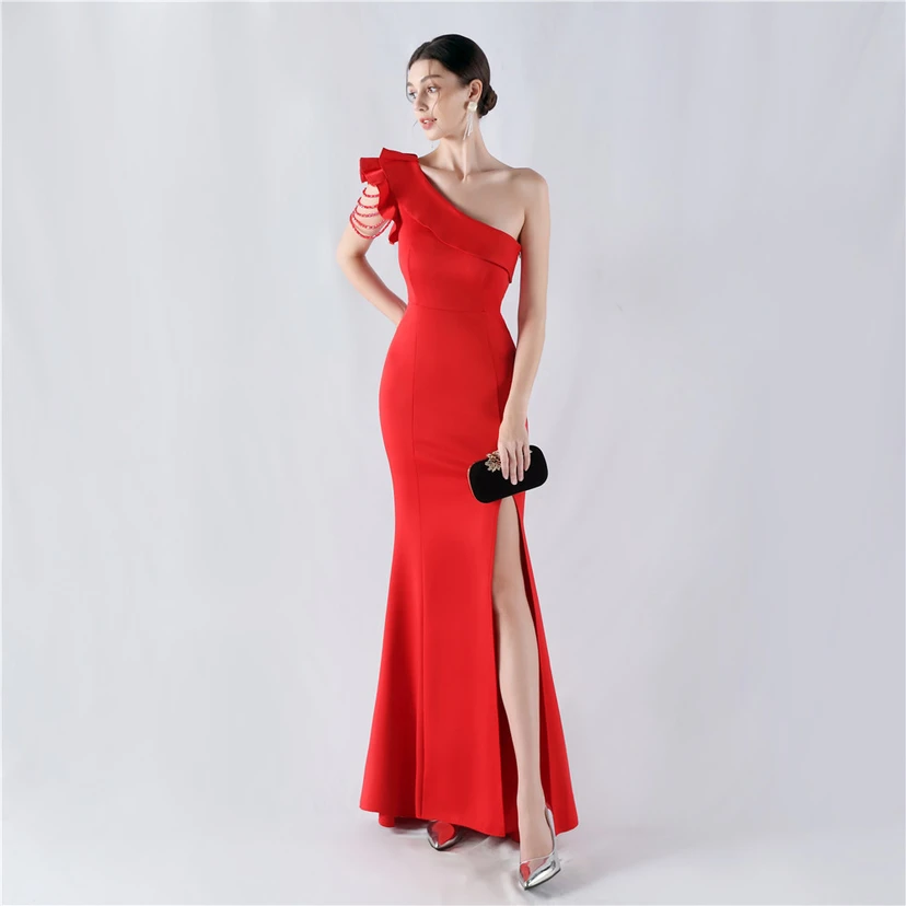 Vestido de noche asimétrico de satén con escote alto y cuello oblicuo, adornado con cuentas. view 46