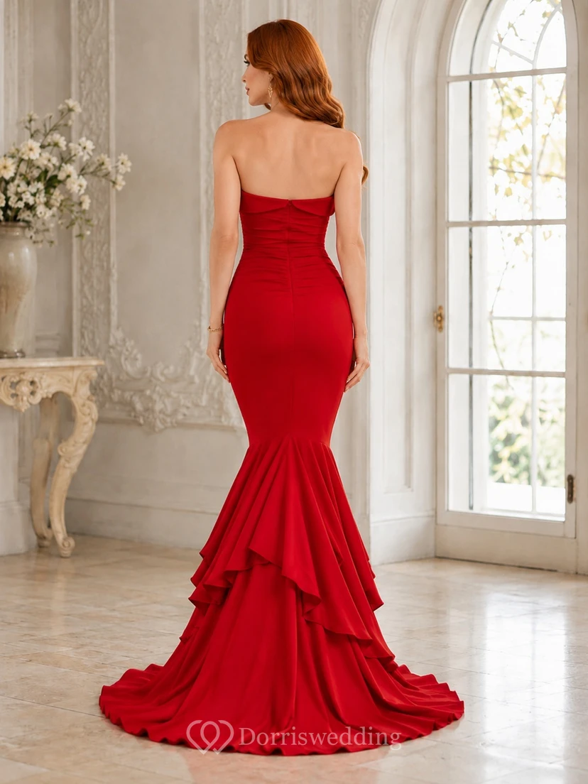 Rotes, trägerloses, gerafftes, gestuftes Abendkleid aus Satin im Meerjungfrauenstil mit Schleppe view 2