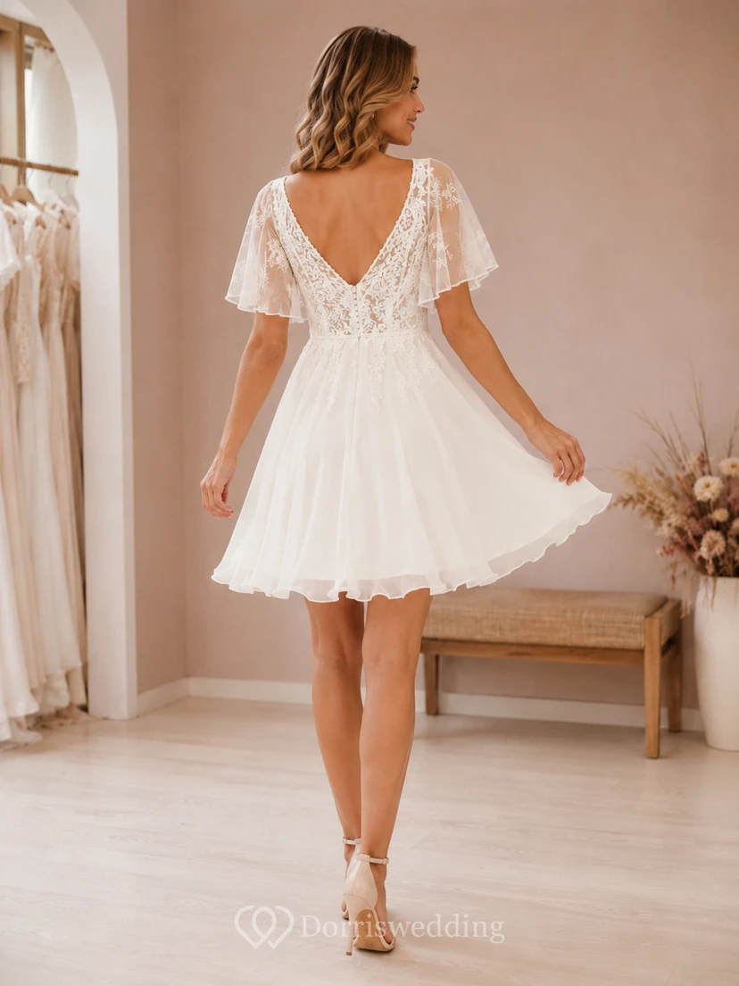 Vestido de novia bohemio corto de gasa con escote en V, encaje y mangas con volantes para la playa view 2