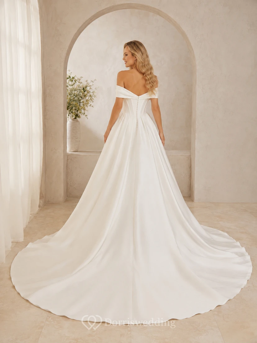 Robe de bal en satin plissé à épaules dénudées et manches courtes, avec traîne chapelle et coupe sculpturale. Robe de mariée de luxe. view 2