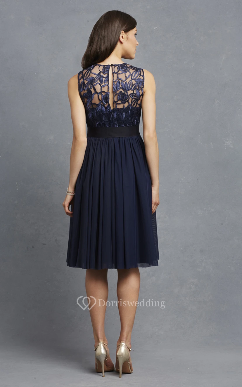 Exquisito vestido sin mangas de corte A con corpiño aplicado view 3
