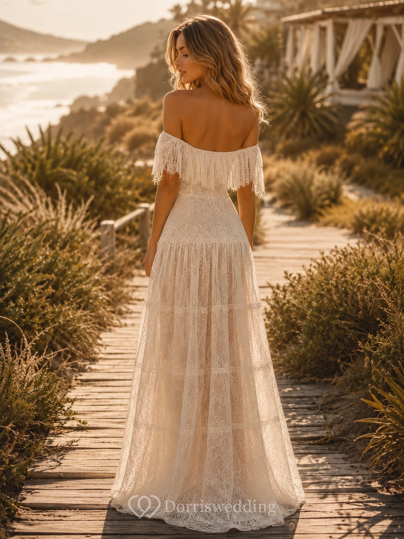 Vestido de novia bohemio de talla grande con hombros descubiertos, volantes y encaje con flecos view 2