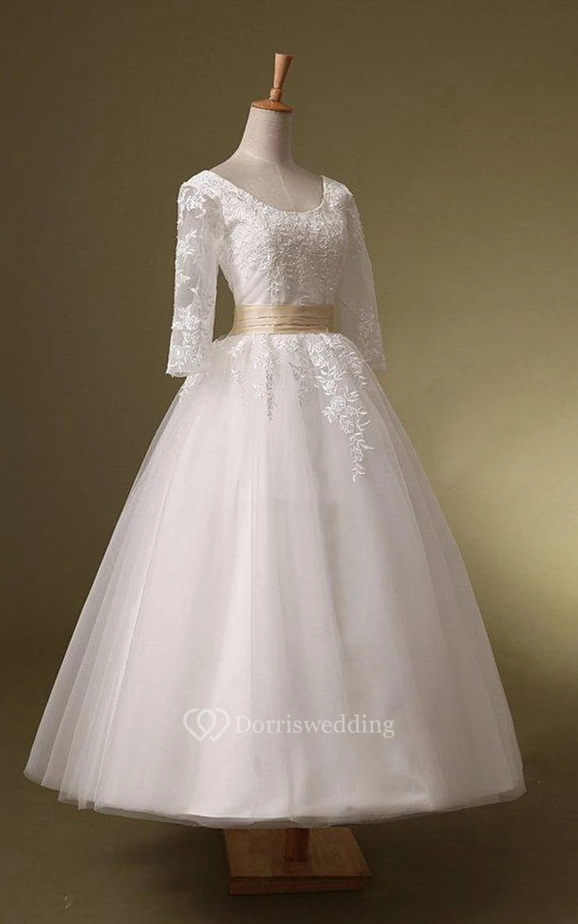 Kurzes 3-4-Ärmel-Kleid aus Tüllspitze mit Korsettrücken und Korsettschnürung