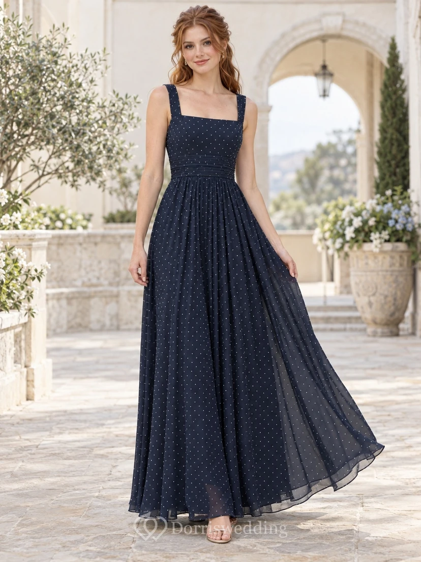 Marineblaues, ärmelloses, plissiertes Chiffon-Brautjungfernkleid mit kleinen Polka-Dots, eckigem Ausschnitt und bodenlangem Schnitt
