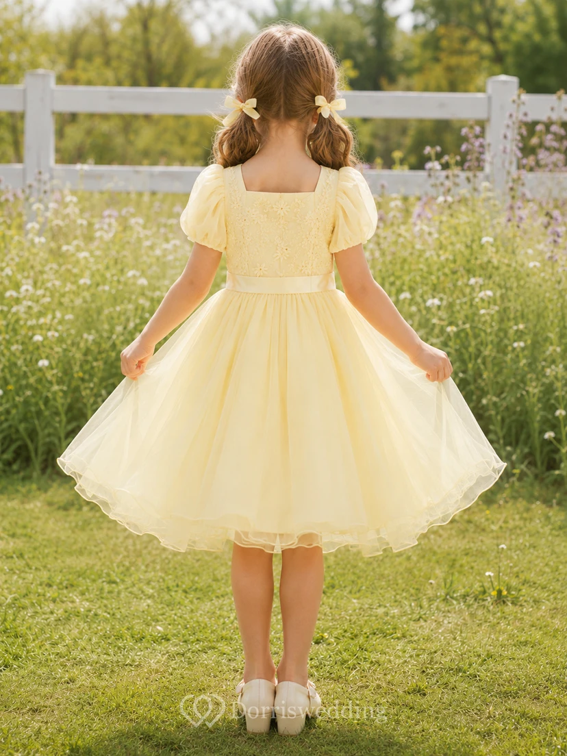 Robe de demoiselle d'honneur jaune beurre en tulle, coupe trapèze, manches bouffantes, col carré et volants view 2