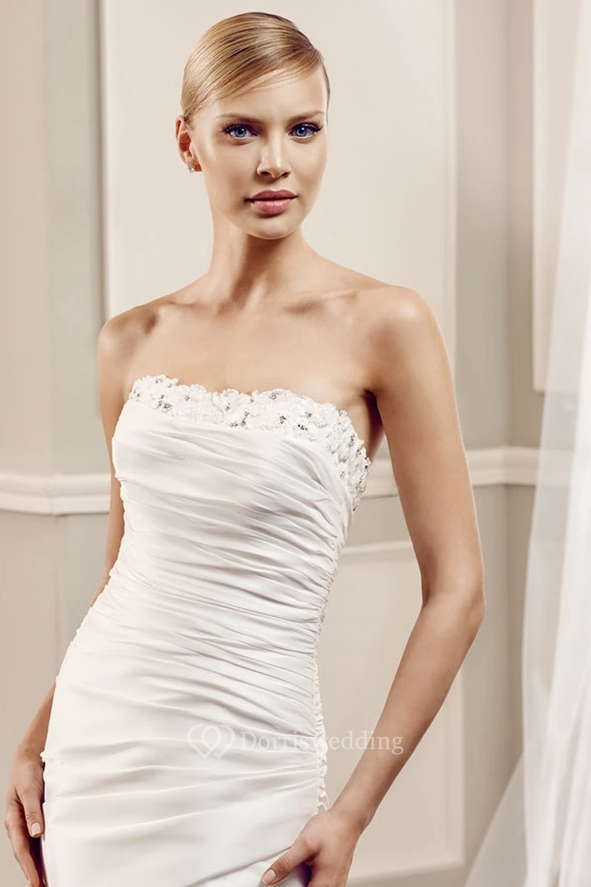 Robe de mariée sirène en satin, sans manches, bustier, dos nu et perles, avec drapé latéral sur les côtés. view 3