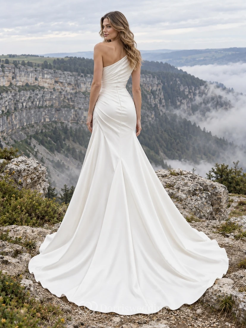 Vestido de novia moderno y sencillo de satén elástico con un solo hombro y cola larga hasta el suelo. view 2