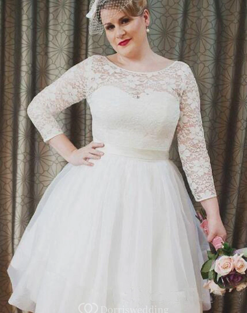 Robe de mariée courte style vintage grande taille, décolleté rond, manches 3-4, dentelle, longueur thé. view 2