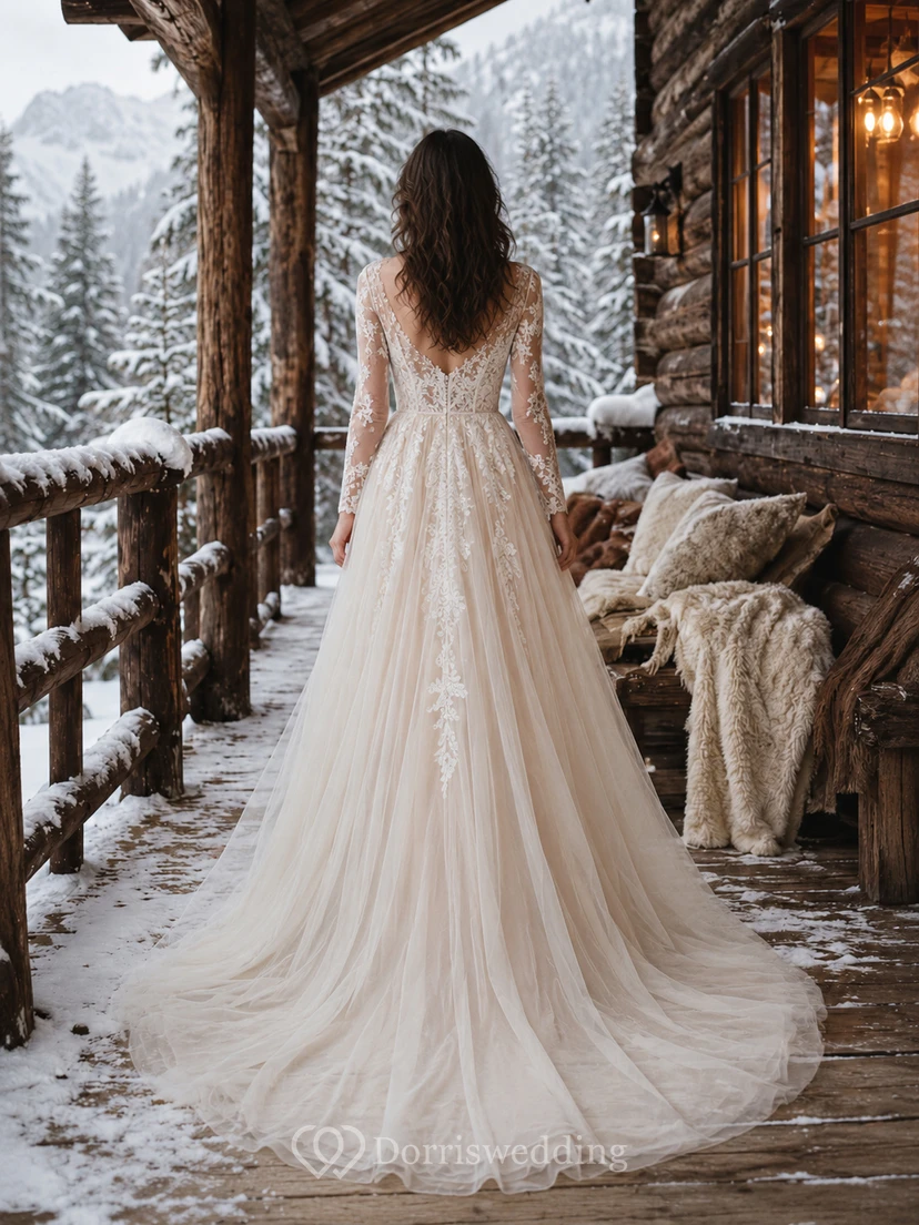 Vestido de novia de invierno color champán con apliques de tul y mangas de encaje. view 2