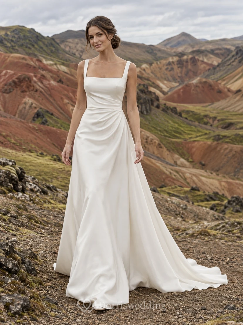 Vestido de novia sencillo de corte A en crepé con espalda de satén y escote cuadrado, con cintura drapeada.