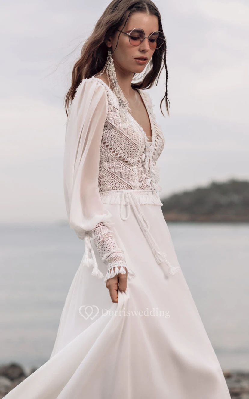 Robe de mariée bohème en mousseline à manches longues et décolleté plongeant, style empire, dos nu en V, style empire view 3
