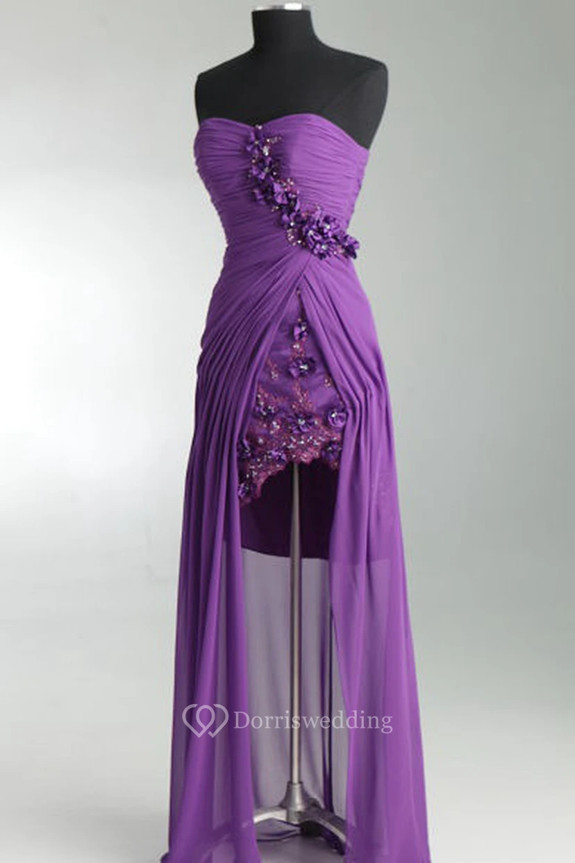 Robe fourreau asymétrique à fleurs, décolleté cœur, pour la mère de la mariée, avec châle en mousseline et détails en cristal. view 4