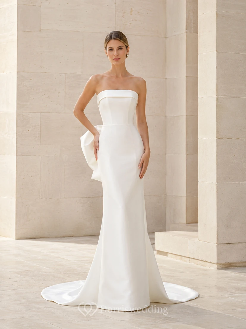 Robe de mariée moderne en satin sans bretelles, fourreau, dos nu avec nœud et traîne