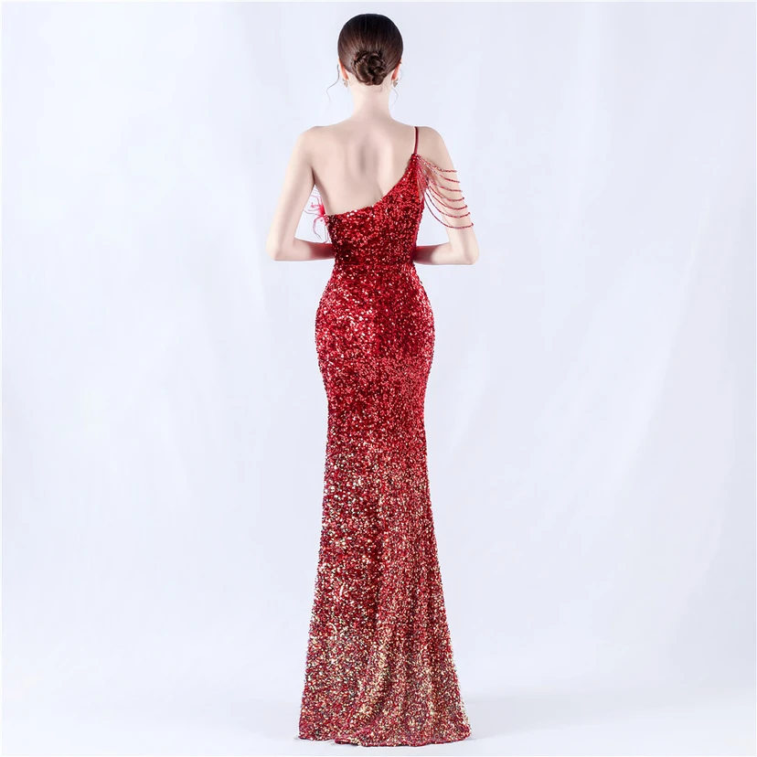 Robe de soirée longue à une épaule, ornée de plumes d'autruche, de perles et de sequins, avec col asymétrique et fente haute. view 36
