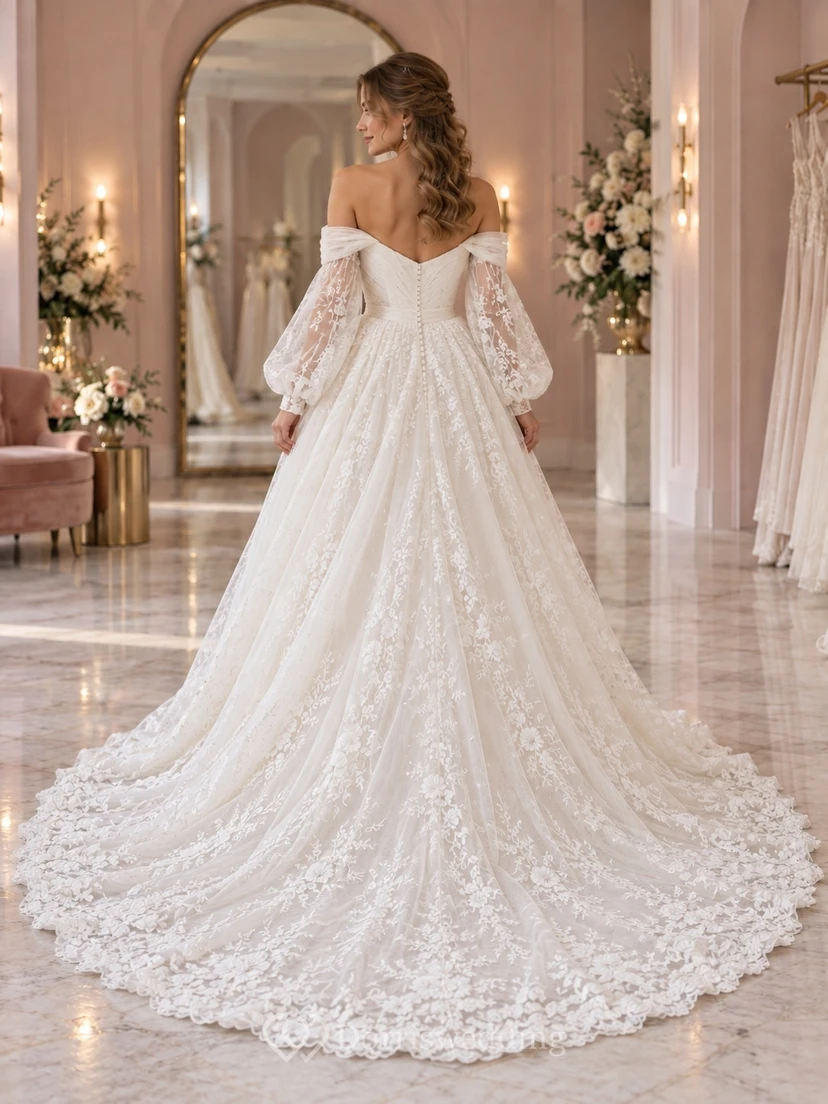 Vestido de novia romántico de manga larga, hombros descubiertos, encaje floral, tul y cola de capilla fruncida. view 2