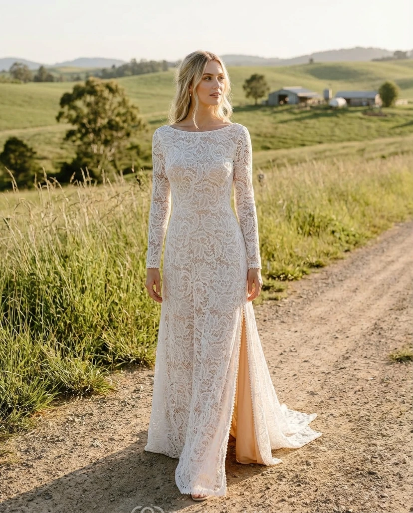 Robe de mariée en dentelle fourreau, col bateau, manches longues, style champêtre, avec fente.
