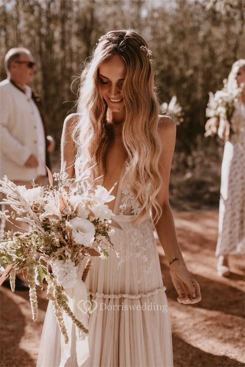 Robe de mariée bohème à décolleté plongeant, sans manches, empire, en tulle superposé et dentelle plissée view 4