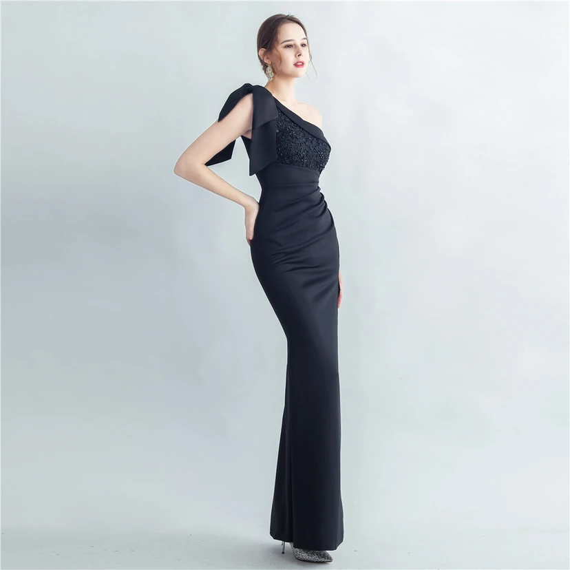 Elegantes Abendkleid aus Spitze mit Strassbesatz, Perlenverzierungen, schräger Schulterpartie, römischem Kragen und Seitenschlitz view 5