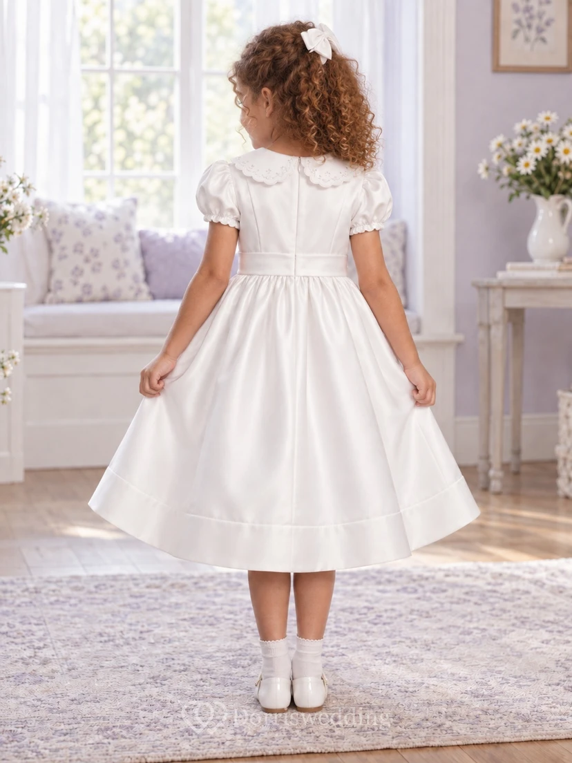 Vestido de niña de flores vintage blanco de corte A con cuello, mangas abullonadas y bajo con banda, largo hasta la rodilla. view 2