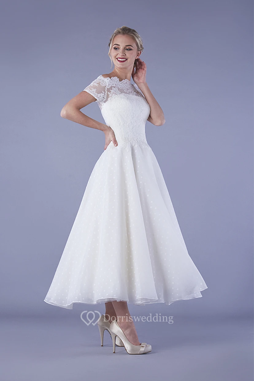 Vestido de novia vintage de tul hasta los tobillos con encaje ilusión y botones. view 3