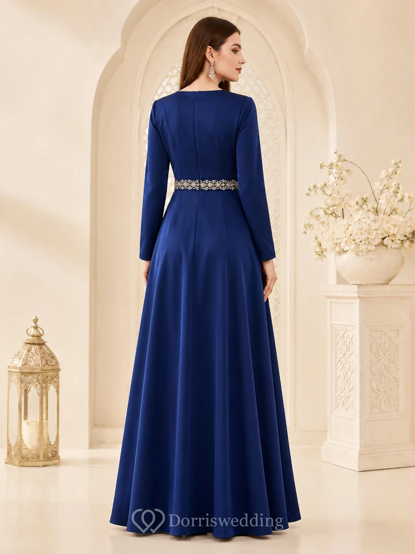 Vestido largo de satén azul rey con cuello joya, manga larga, cintura con cuentas y corte en A hasta el suelo, ideal para Eid. view 2