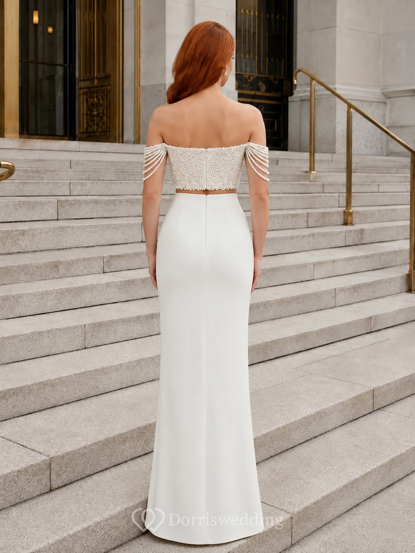 Ensemble de mariée pour la mairie : haut court à épaules dénudées orné de perles, coupe ajustée, style mairie view 2