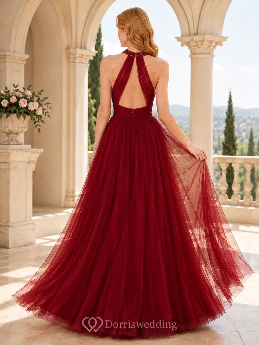 Vestido de gala largo de tul rojo con cuello halter y escote halter, estilo romántico. view 2