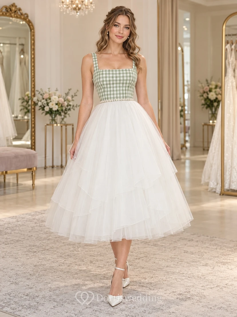 Vestido de novia vintage de corte A con falda acampanada, escote cuadrado, tirantes anchos y falda de tul con volantes, largo hasta la rodilla, estampado de cuadros verdes, estilo vichy vintage.