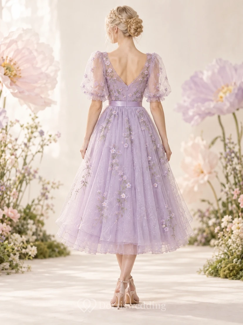 Robe de soirée féérique en tulle fleuri lavande, longueur thé, col en V et manches bouffantes view 2