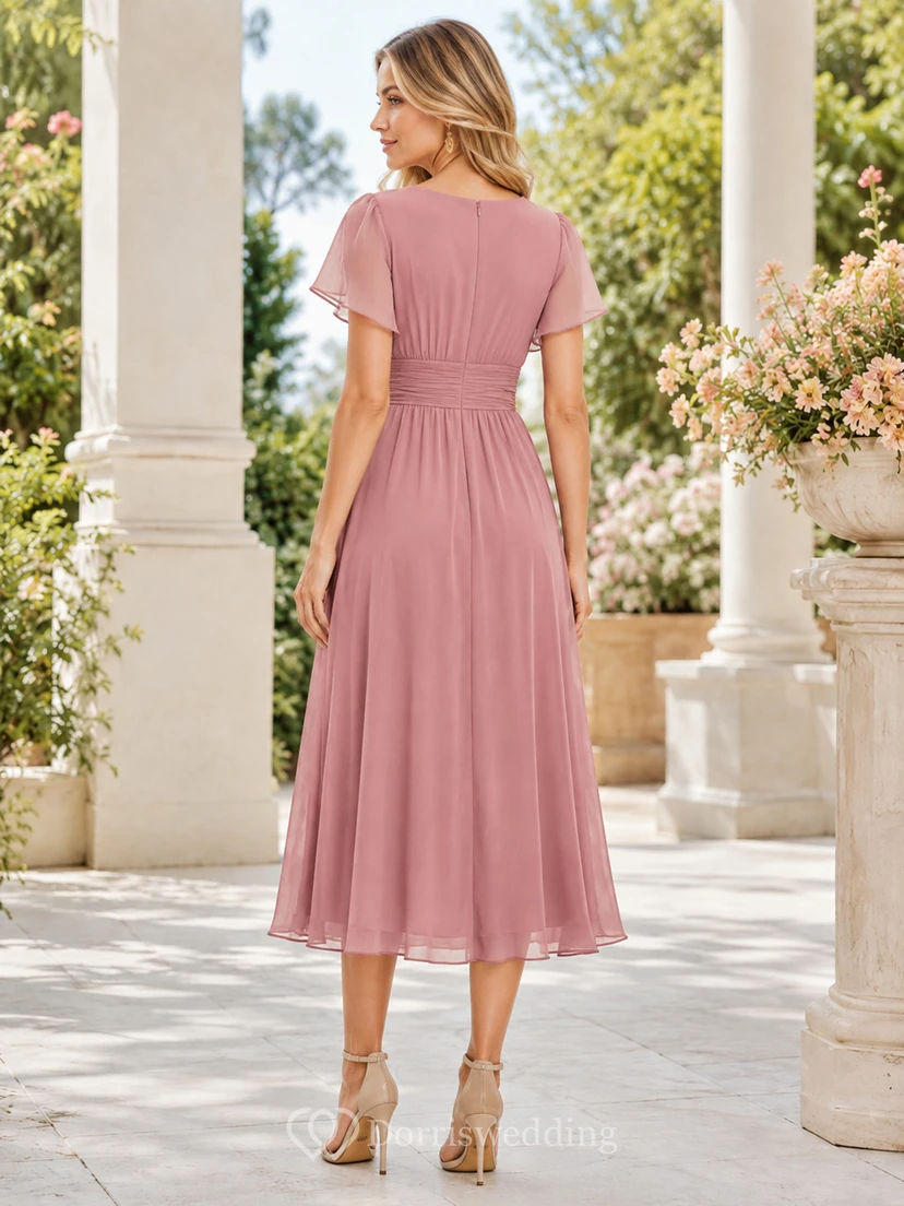 Elegante vestido de madre en gasa fruncida de corte A, largo hasta la rodilla, color malva suave rosa empolvado con escote en V, mangas con pétalos view 2