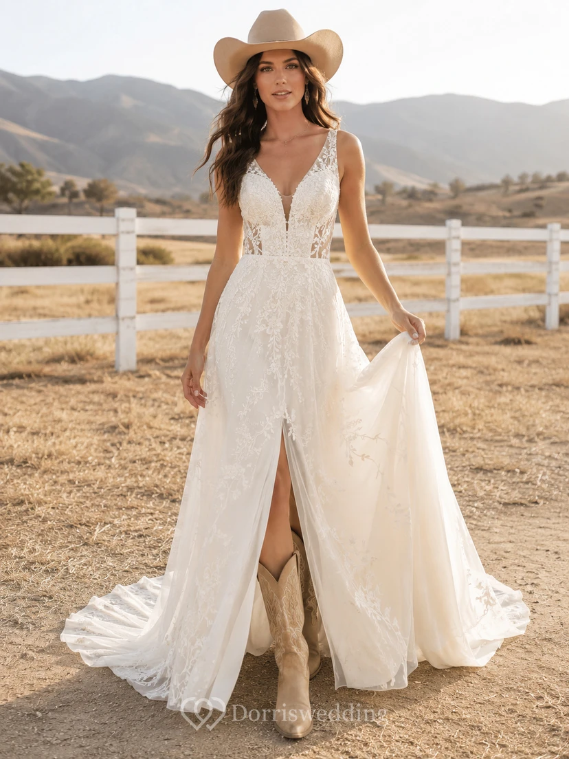 Robe de mariée champêtre en tulle et dentelle, coupe trapèze, col en V, sans manches, traîne et fente dans le dos.