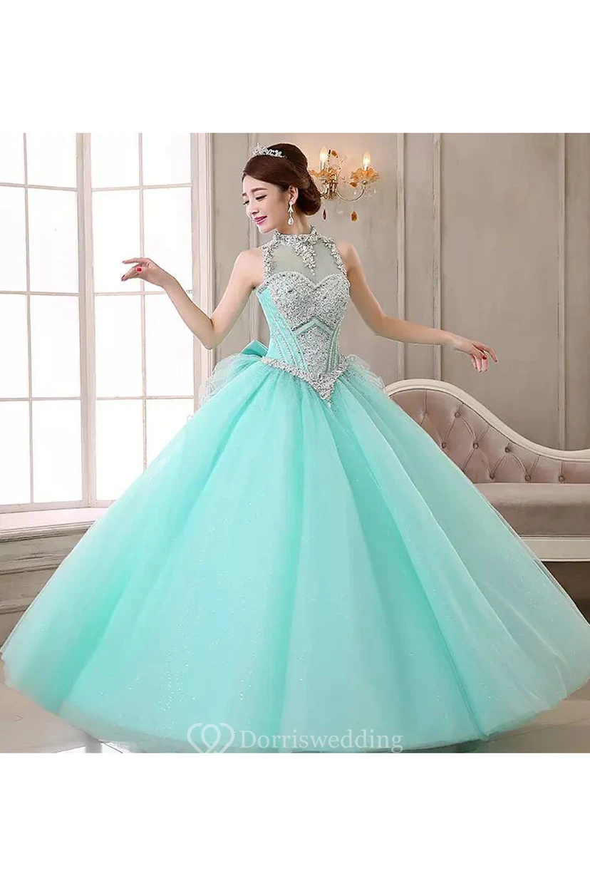 Vestido de fiesta largo de organza y tul sin mangas con cuello alto y abertura en la espalda con cordones. view 3