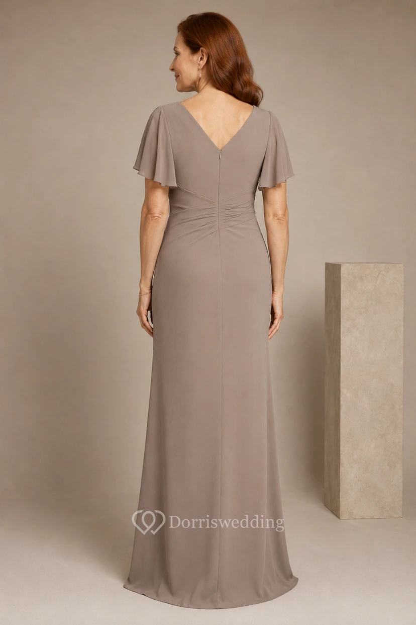 MOB-Kleid, taupefarbenes Chiffon-Jersey-Etui-Kleid mit flatternden Ärmeln, V-Ausschnitt, bodenlang, gerafft view 2